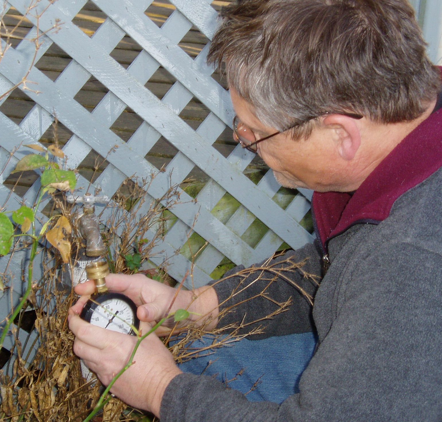 Steven Smith measures water pressure Photo